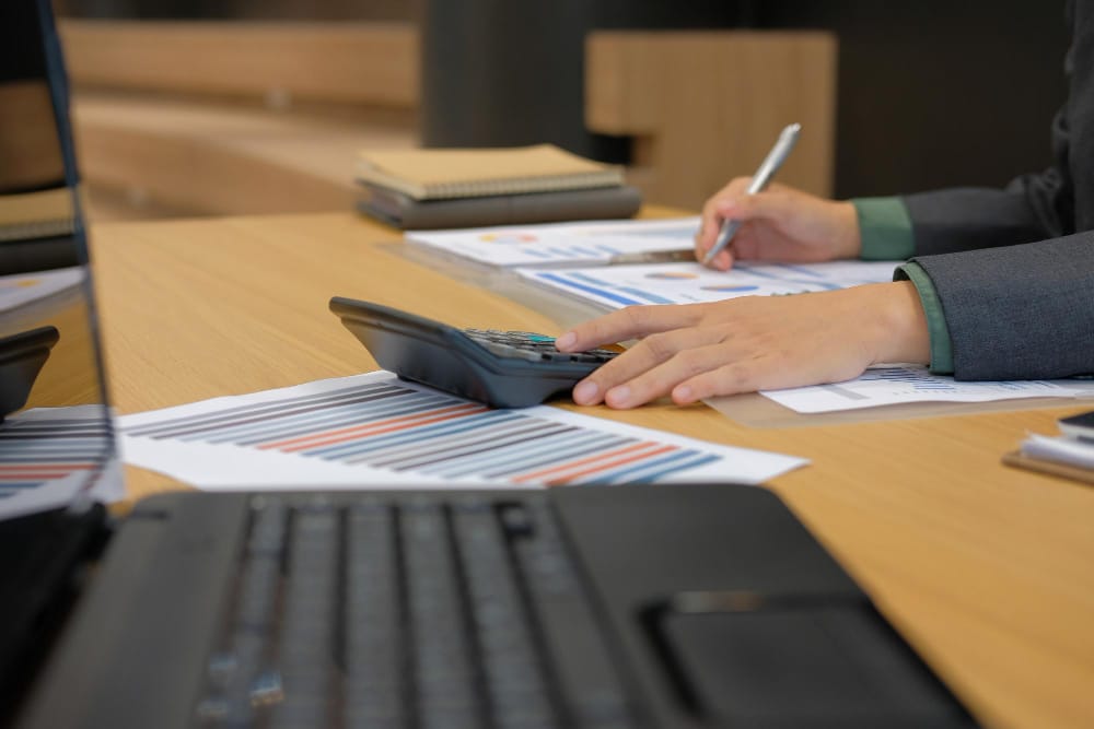 Asesor fiscal y laboral reunido con responsables de una pyme en Gines revisando documentación contable y laboral.